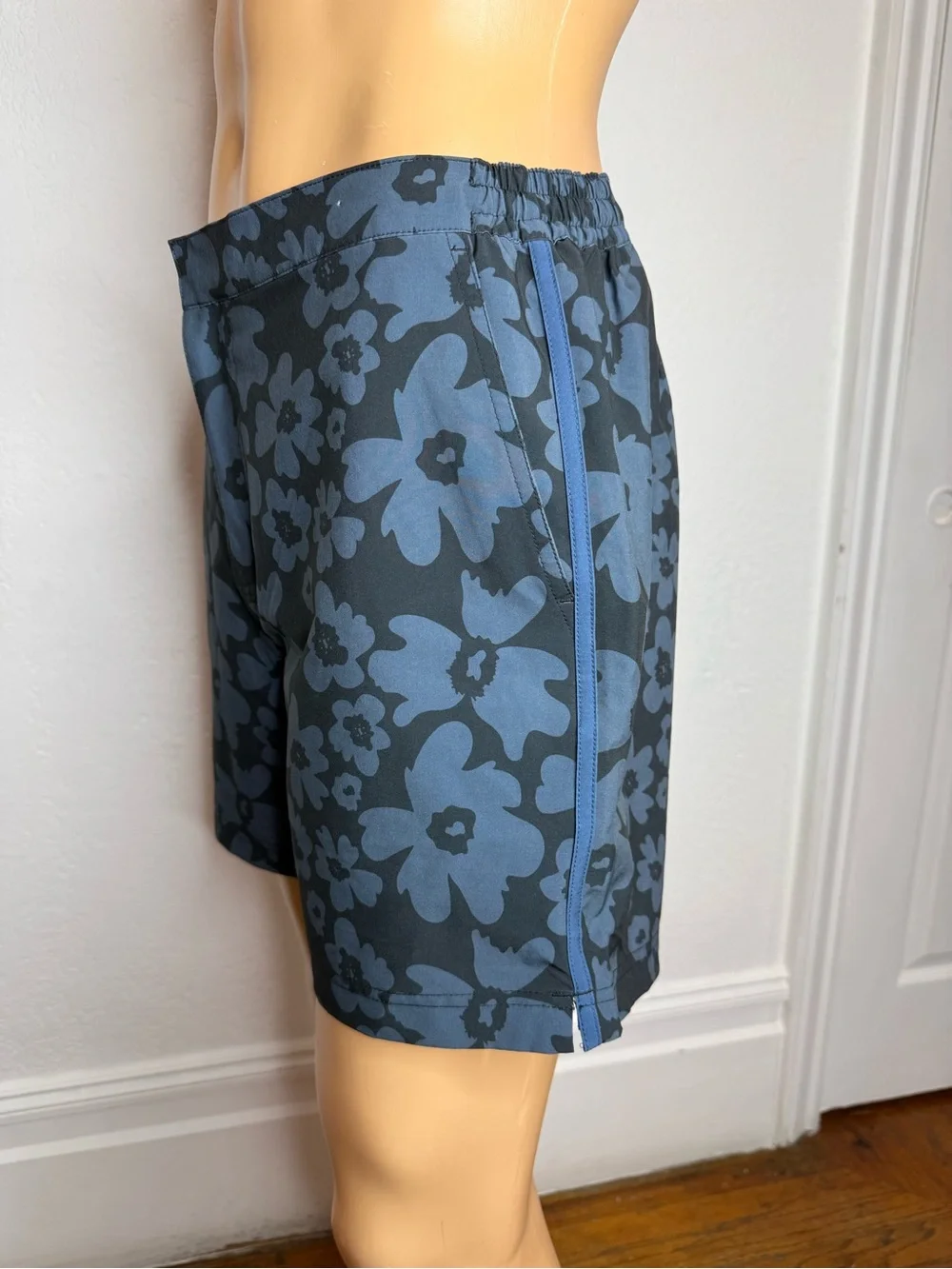 Fair Harbor Sextant Shorts Mens 34 Blue/Black  Trunks Surfing Beach Floral 5.5”